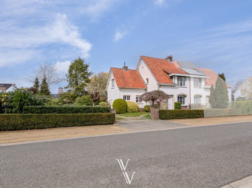 Deze karaktervolle woning ademt tijdloze charme en authenticiteit en is gelegen op een prachtig perceel van maar liefst 920 m² – een zeldzame opportun