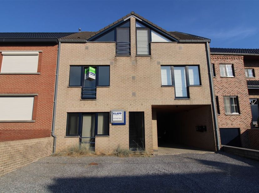 In Riemst mogen wij dit prachtig opgeknapt appartement aanbieden op de eerste verdieping.<br />
Bij het binnenkomen komen we terecht in de inkomhal. D