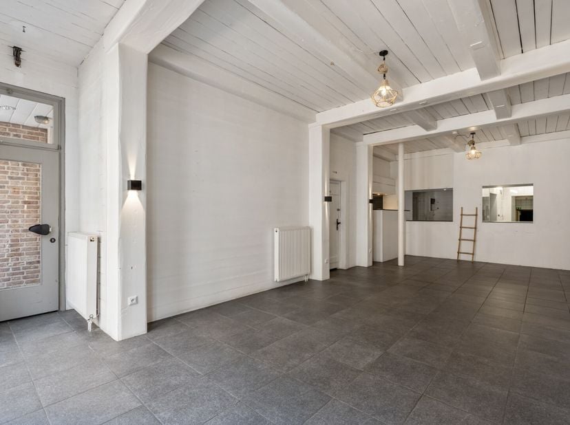 Dit polyvalent gelijkvloers handelspand (restaurant, afhaalrestaurant, wijnbar, kantoor, winkel...) is gelegen op 100 meter van de historische markt v