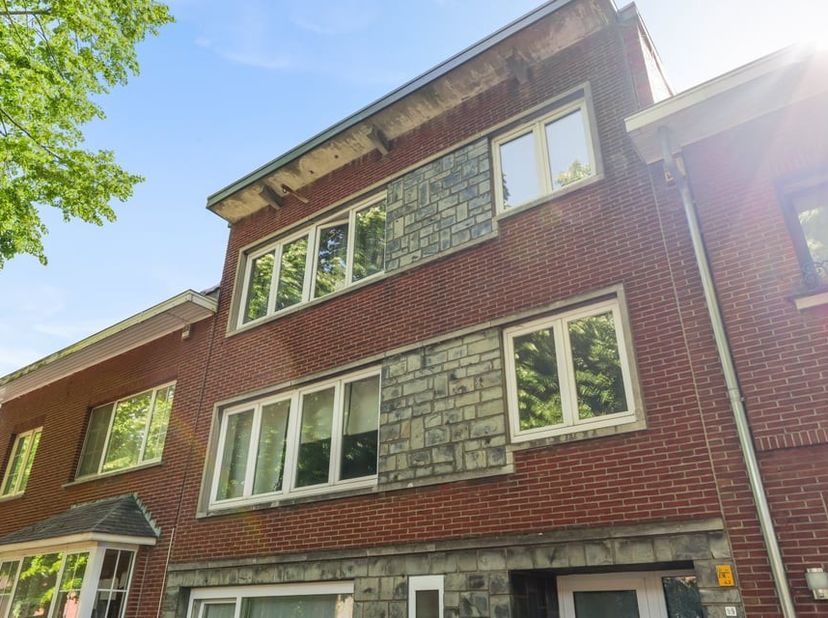 Langs de Fabriekstraat kunnen we ter hoogte van nummer 99 dit knap appartement terugvinden. We kunnen hier spreken van een zeer centrale locatie op sl