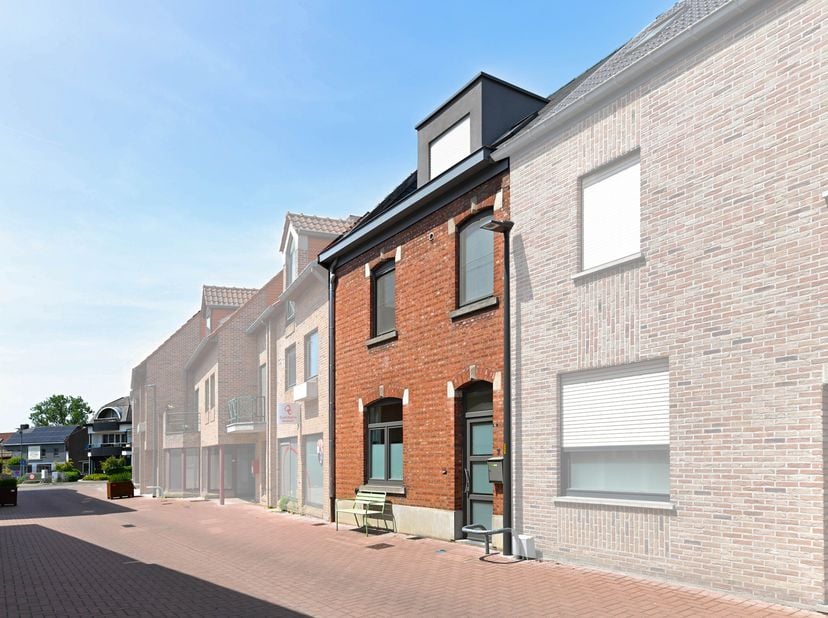 Instapklare gerenoveerde gezinswoning met gezellige tuin in Rotselaar<br />
Op zoek naar een charmante woning waar comfort, gezelligheid en een uitste