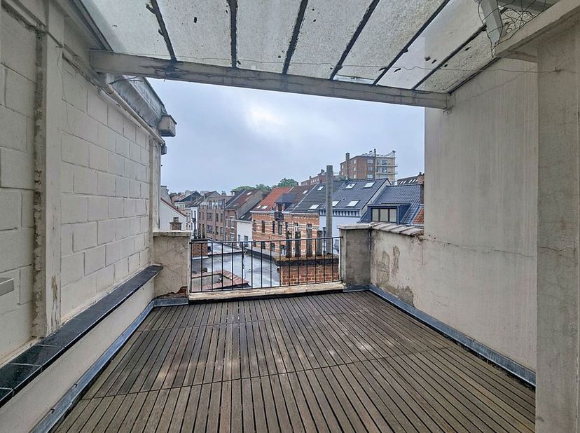 UCCLE – Avenue Brugmann à deux pas de l’Avenue Winston Churchill et à proximité immédiate des transports en commun.<br />
Très lumineux studio situé d