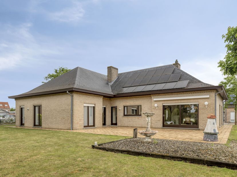 Indeling: <br />
<br />
- inkomhal met gastentoilet<br />
- lichtrijke, ruime leefruimte met gaskachel<br />
- aparte leefkeuken met zicht op de tuin<