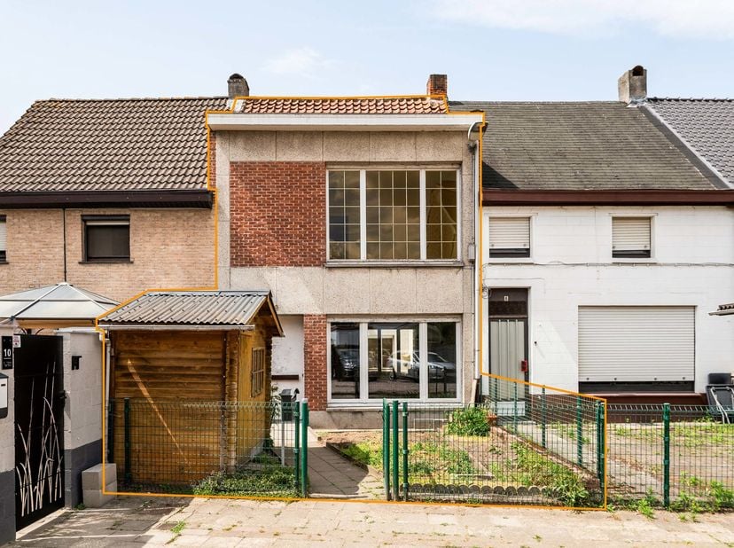 Bent u op zoek naar een renovatieproject dat u volledig naar eigen smaak kunt inrichten? Dan biedt deze woning in de Damanstraat te Niel heel wat moge
