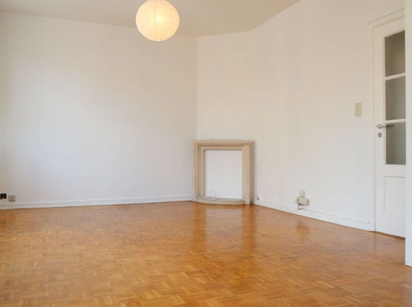 Dewaele Brussels vous présente ce superbe appartement d’une chambre de 68 m², situé au 3ème étage d’une copropriété soignée à Uccle. Alliant confort m