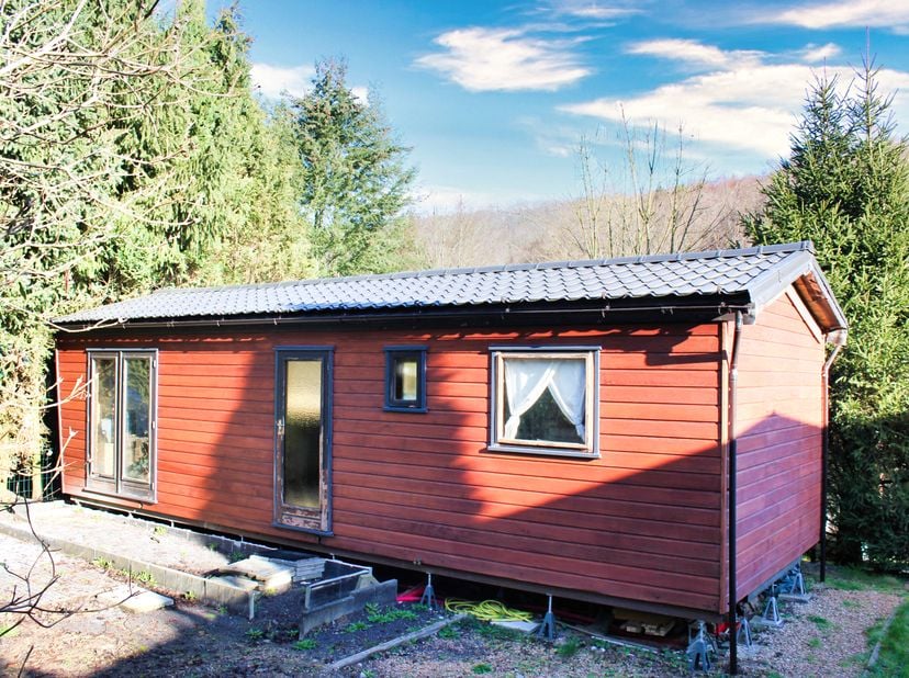 Rez : salon, salle à manger, coin cuisine, salle de bain (douche, wc ), 1 chambre.<br />
Info + : le chalet est vendu avec le mobilier, appareils enco