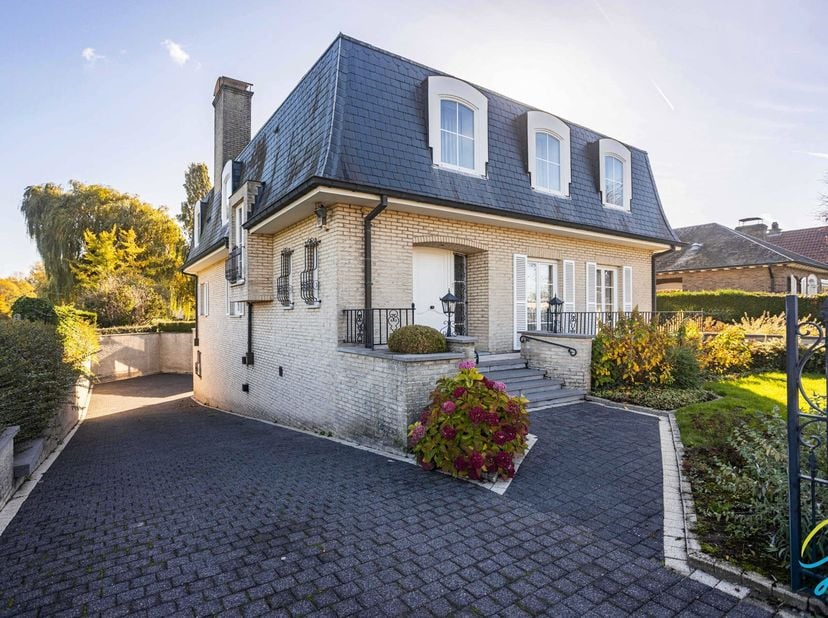 TE KOOP IN HOFSTADE <br />
Welkom in deze prachtige en unieke villa uit 1992 gelegen in Hofstade, met een adembenemend uitzicht op de natuur. Deze won