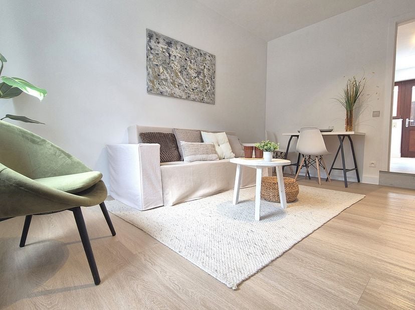 Ontdek deze gezellige en recent vernieuwde 100% instapklare woning met uitstekend EPC B-label, conforme elektrische installatie en asbestveilig. Deze