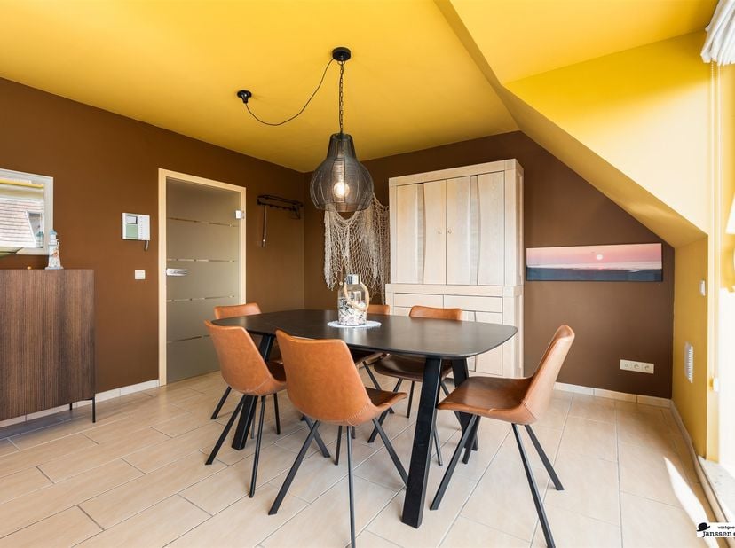 In de Koerslaan in Bredene vindt u deze instapklare duplex in perfecte staat, gelegen op slechts 800 meter van het strand. Dankzij de ligging en het c