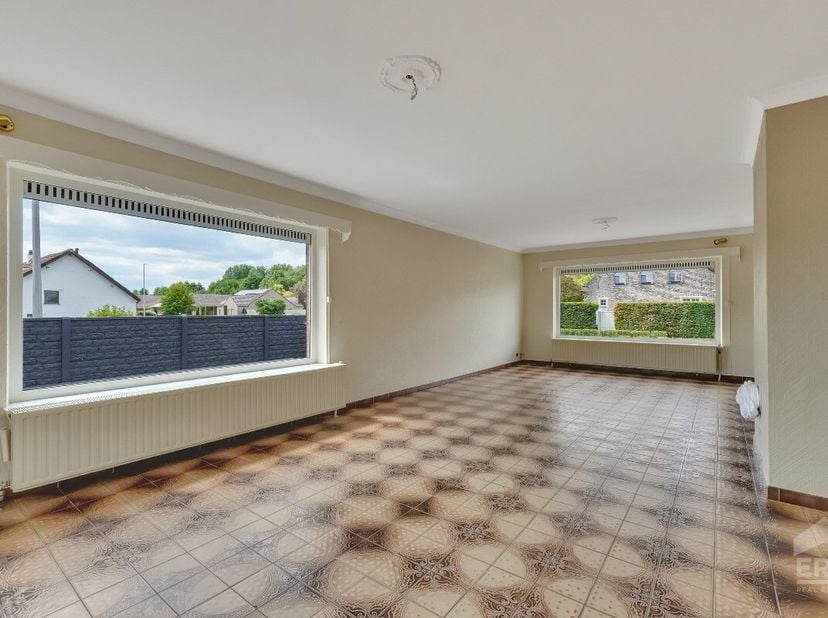 Op een gunstige locatie in Zonhoven, centraal gelegen tussen Zonhoven-centrum en Genk, vinden we deze gezinswoning op een zongericht hoekperceel van 6