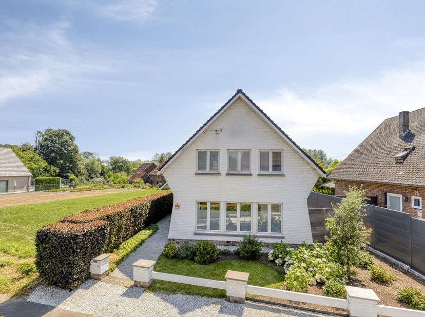 Vous recherchez une villa prête à emménager alliant à la perfection calme, espace et emplacement central ? Alors cette charmante propriété est exactem
