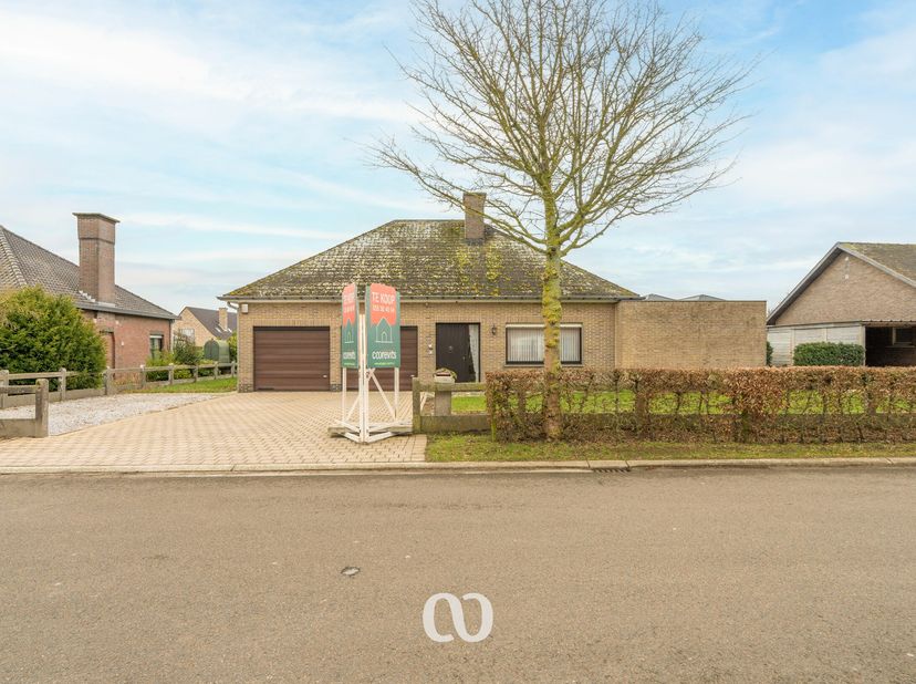 Ben jij op zoek naar een uitzonderlijk ruime woning met meer dan 300 m² bewoonbare oppervlakte in een rustige woonwijk in Kruisem? Dan is dit pand abs
