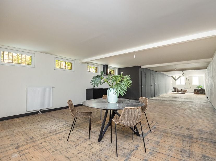Atelier / espace polyvalent rénové d'environ 160 m² aux allures de loft, au centre ville, à proximité des commerces, écoles et transports en commun.<b