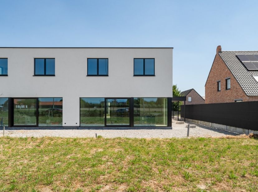 Exclusieve NIEUWBOUW DRIE-GEVELVILLA afgewerkt in duurzame materialen, &amp;nbsp;3-4 slaapkamers met dressingruimte, domotica en overal massieve eikparket