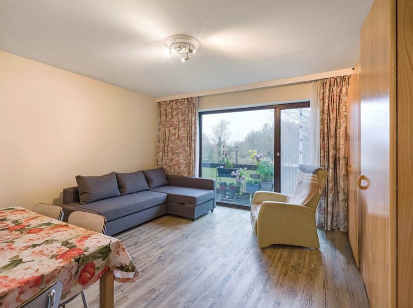 Deze nette te renoveren serviceflat is gelegen op de 1e verdieping van residentie Lindenhof, gesitueerd in een aangename woonwijk in het centrum van K