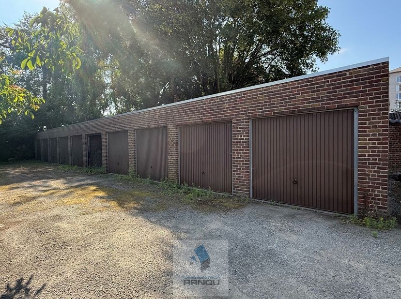 Afgesloten garagebox met ruime toegang.<br />
<br />
Huurwaarborg gelijk aan 3 maanden huur.<br />
<br />
Beschikbaar.