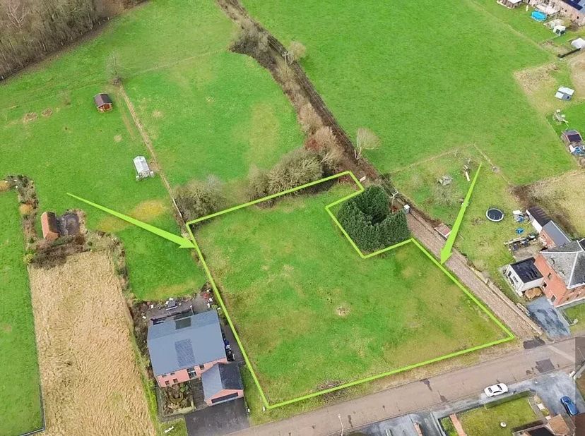 Situé dans la paisible rue de Rubignies, ce vaste terrain de 26 ares offre un cadre rural et verdoyant, parfait pour un projet résidentiel harmonieux.