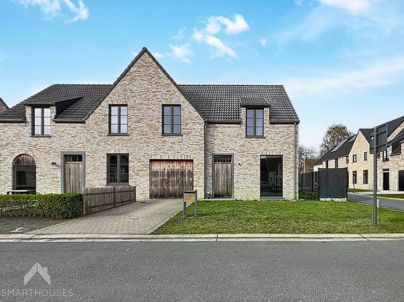 Ontdek deze recente halfopen woning in een rustige, kindvriendelijke buurt waar comfort en licht centraal staan.<br />
Je komt binnen via de inkomhal