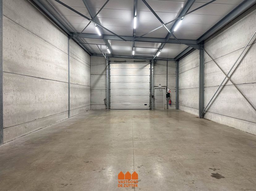 In dit moderne complex van opslagloodsen is een loods onmiddellijk beschikbaar voor verhuur. De loods heeft een oppervlakte van 162 m² en is geschikt