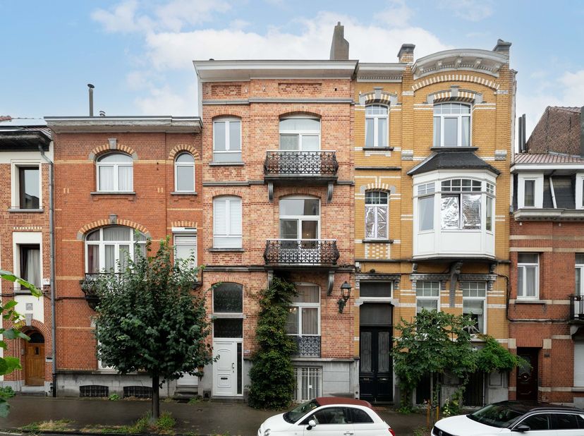 Deze elegante woning uit 1919 werd volledig en met zorg gerenoveerd en biedt een comfortabele leefomgeving, waarbij de charme en het karakter van een