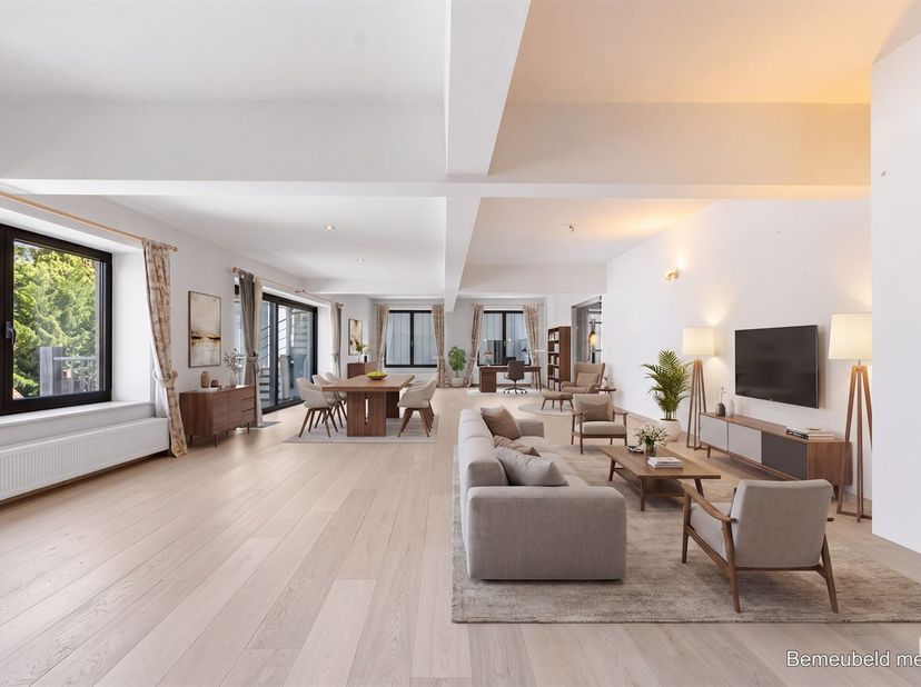 Appartement met een bewoonbare opp. van ca 300m² en garage op toplocatie te koop in centrum Ieper<br />
<br />
In de Schotlandstraat, aansluitend aa