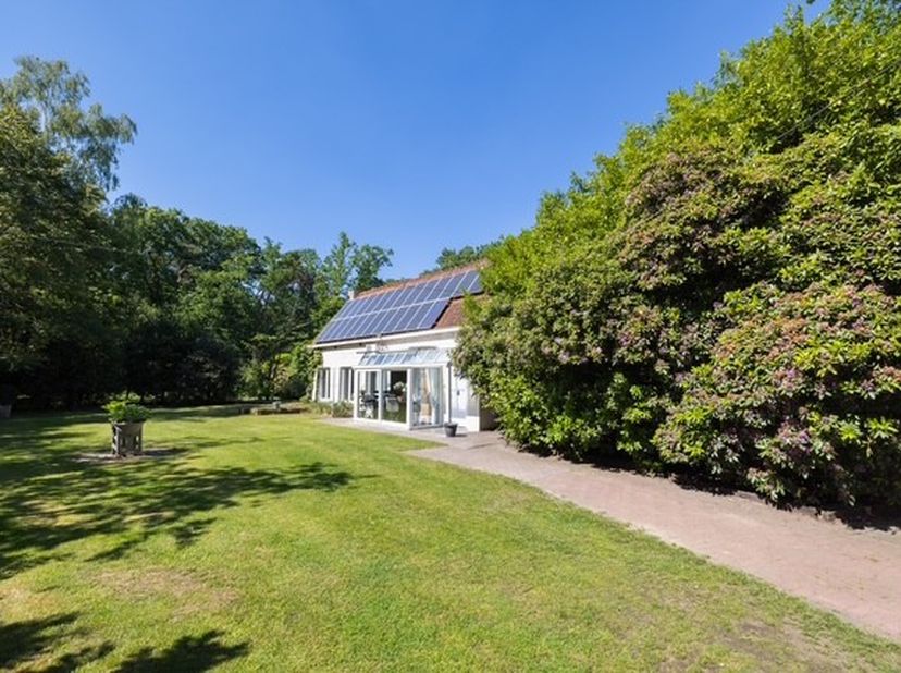 Charmante villa op prachtig groen perceel van 39a 30ca in Hasselt<br />
Op een uitzonderlijk mooi en volledig omheind perceel van maar liefst 3.930 m²