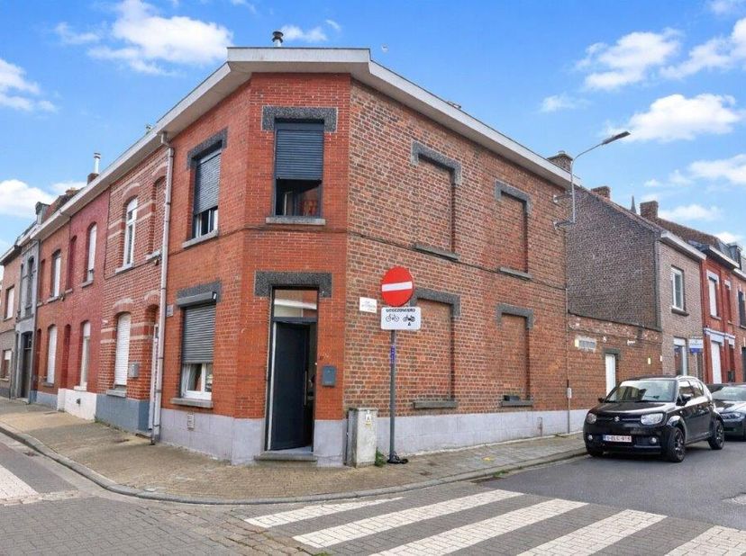 Maison entièrement rénovée à vendre, comprenant un hall d'entrée/une cour avant, un salon confortable, une cuisine équipée, une salle de bains, une ca