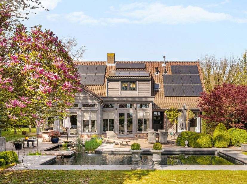 Deze charmante woning is zeer rustig en landelijk gelegen en heeft aan de achterkant een vrij zicht op de landerijen. Deze instapklare eigendom bestaa