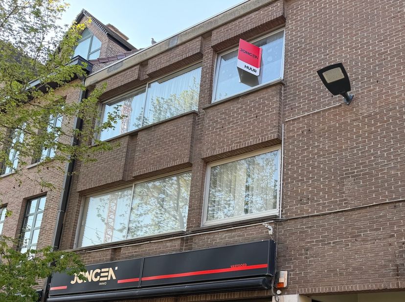 Gerenoveerd appartement gelegen op de 2de verdieping in galerie Da Vinci, in het centrum van Lanaken, (geen lift)<br />
<br />
indeling :<br />
inkomh