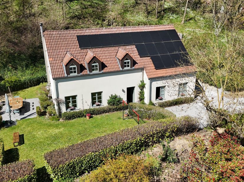 Modifa a le plaisir de vous faire découvrir cette lumineuse maison 4 chambres avec jardin. Située à 5 min du centre de Grez-Doiceau et de toutes ses c