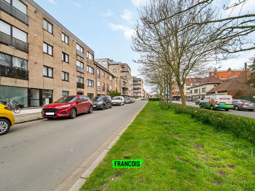 Vous recherchez un appartement soigné et prêt à emménager sur la côte ? Cet appartement lumineux dune chambre situé Derbylaan 7 à Mariakerke (Ostende)