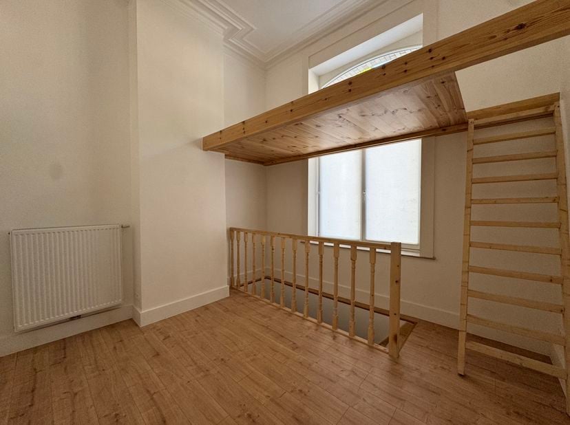 We Invest a le plaisir de vous proposer ce bel appartement entièrement rénové d'une chambre, situé au rez-de-chaussée d'un immeuble au 153 Avenue Albe