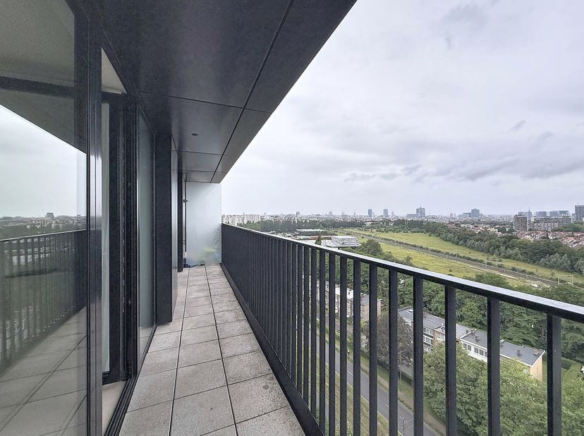 Entre la gare d’Evere et le Cimetière de Bruxelles, au 11E étage et dernière d’un immeuble moderne de standing avec ascenseurs, superbe penthouse 3 ch