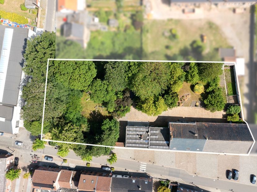 Dit project is TOPGELEGEN op de PLACE de Ghislenghien. 94m façade, 3640m2. Voorliggende parking, genietend van alle rust &amp; privacy, doch pal in het ce