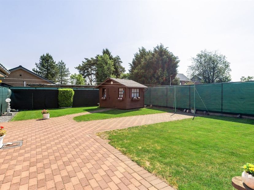 Gelegen in een rustige en groene woonwijk in Zonhoven biedt deze woning een ideale combinatie van wooncomfort, rust en een vlotte bereikbaarheid. Het