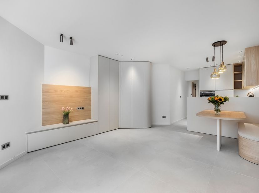 Welkom in dit stijlvolle en volledig vernieuwde appartement in de August Dansestraat in Knokke Centrum. Met twee ruime slaapkamers, een royale leefrui