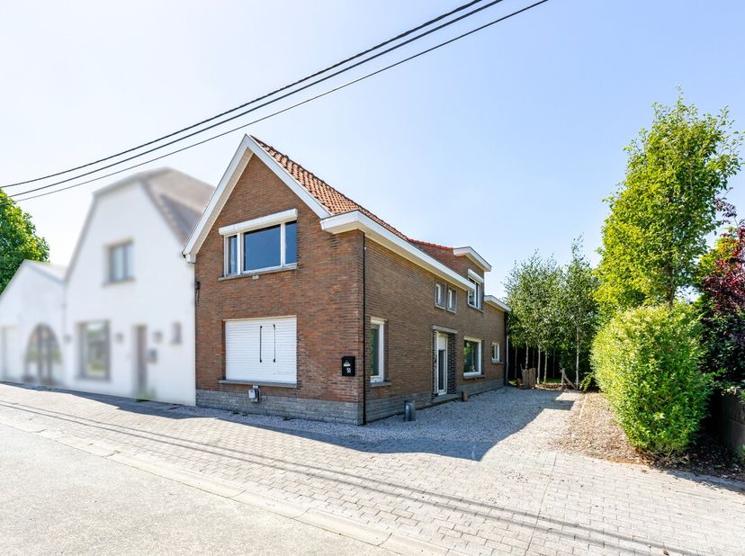 Maison à rénover avec annexe habitable à vendre à Oeselgem Cette maison à rénover offre de nombreuses possibilités. Elle est implantée sur un vaste te