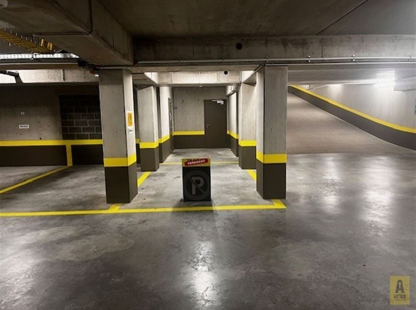 Meerdere ondergrondse parkeerplaatsen te huur in res Europe.<br />
Goede prijs! 100€ per parking!