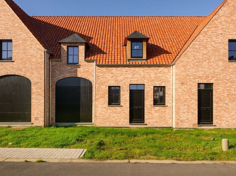 [[ DIT PAND NEEMT DEEL AAN DE ERA OPEN HUIZEN DAG OP 13/6 VAN 14:30 TOT 15:30 ]] Deze volledig afgewerkte nieuwbouwwoning is voorzien van alle comfort