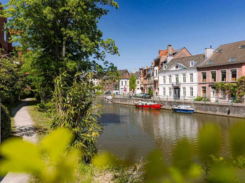 À VENDRE – Situé au Willem de Beersteeg 7, cet appartement lumineux bénéficie d’un emplacement unique au bord de l’eau, en plein cœur de Gand.<br />
P