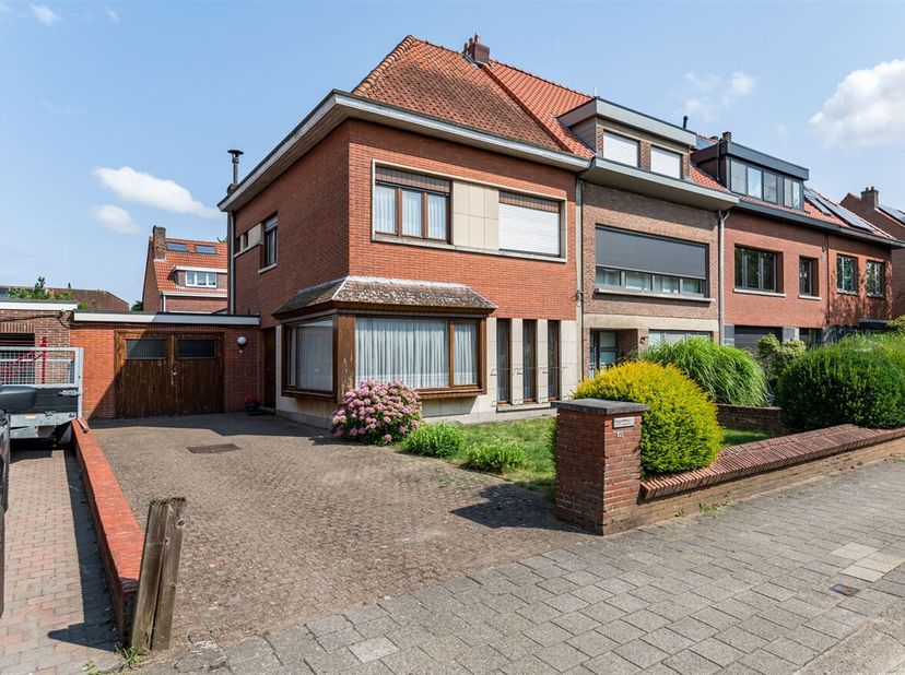 Karaktervolle woning voorzien van 3 slaapkamers op een perceel van 289m² op toplocatie te Mortsel biedt tal van mogelijkheden! <br />
Ligging: Gelegen