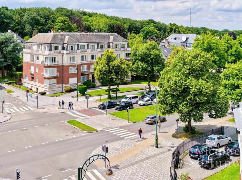 Brussel: Roosevelt, op enkele stappen van het Ter Kamerenbos, het openbaar vervoer en de ULB, stelt Victoire Junot u dit prachtige appartement van ±18