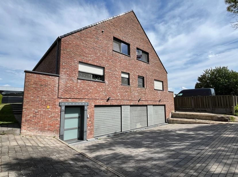 WATERTORENSTRAAT 5/2.1: Zeer ruim appartement met 3 slaapkamers, tuin, garage en grote kelder.<br />
Te bezichtigen via boeking via deze link:&amp;nbsp;KL