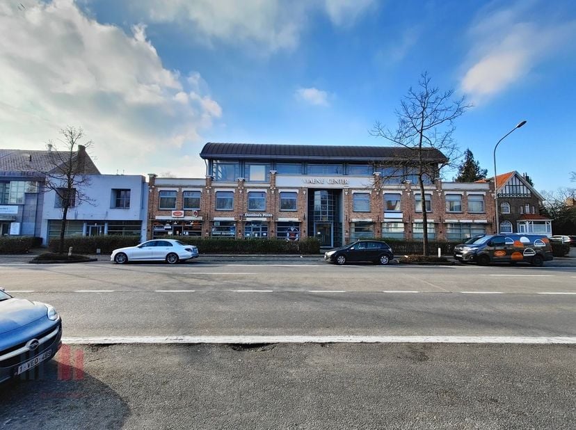 Knap architecturaal kantoorgebouw (oude kartonfabriek) met op de gelijkvloerse verdieping drie handelsruimtes (+/- totaal 600 m²) (waarvan er 2 verhuu
