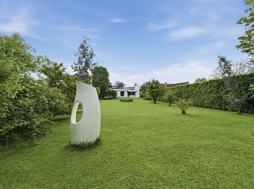 Ontdek deze ruime en perfect onderhouden villa, gelegen op een prachtig perceel van maar liefst 2.604 m². Met een bewoonbare oppervlakte van 277 m² bi