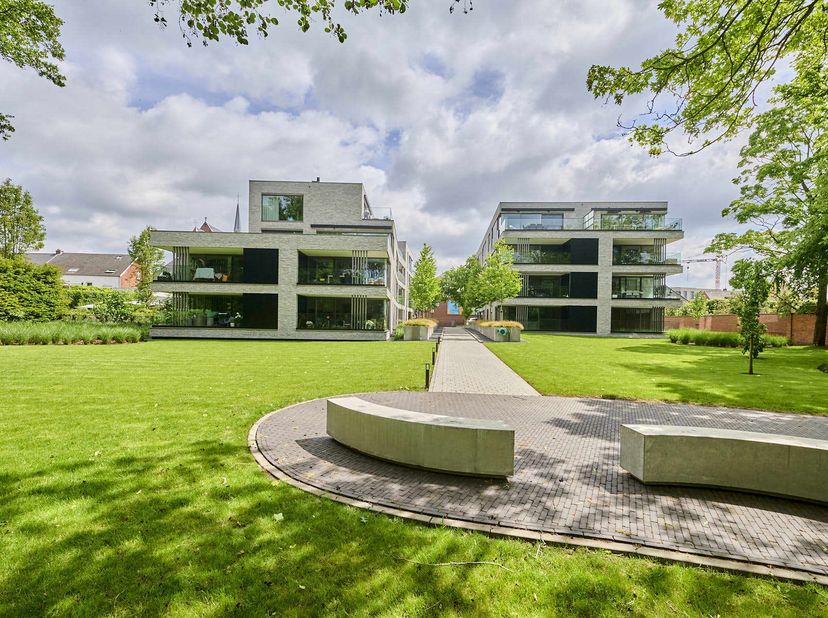 Exclusief luxe appartement van ruim 227m² in prestigieus parkdomein te Pelt met 4 privatieve staanplaatsen, 2 Bergingen en 2 terrassen. De terrassen z