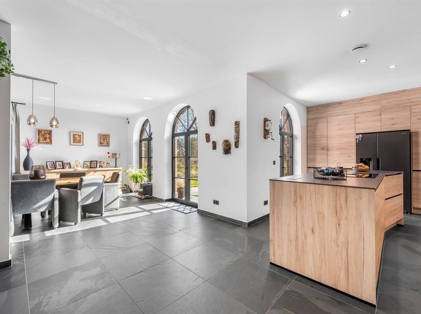 Wie op zoek is naar een instapklare, luxueuze én uitzonderlijk energiezuinige woning, zal hier meteen onder de indruk zijn. Deze BEN-woning uit 2023 c
