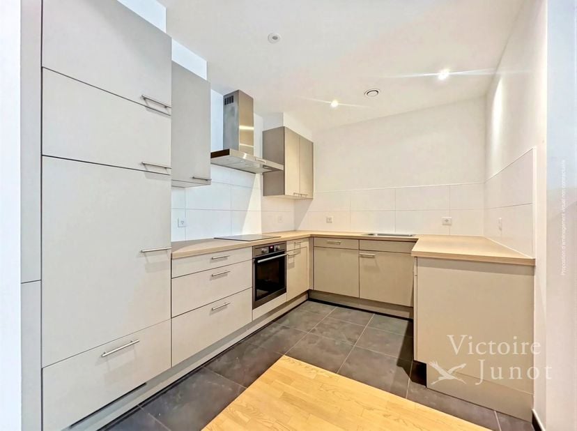 Pand voorgesteld door Carla Rodriguez: 0494 07 97 54 / carla.rodriguez@victoire.be<br />
Victoire Junot biedt u dit lichte appartement van 90 m² op de