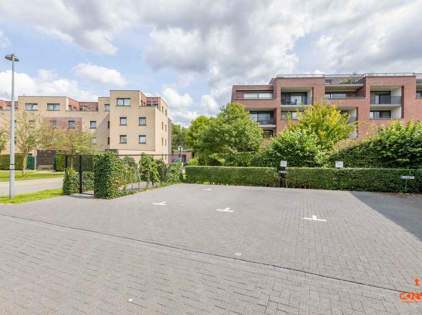 Parkeerplaats gelegen aan de residentie "Parkview VI" - gelegen op de kruising van de Hundelgemsesteenweg en Eindeke te Gentbrugge<br />
<br />
Parkee