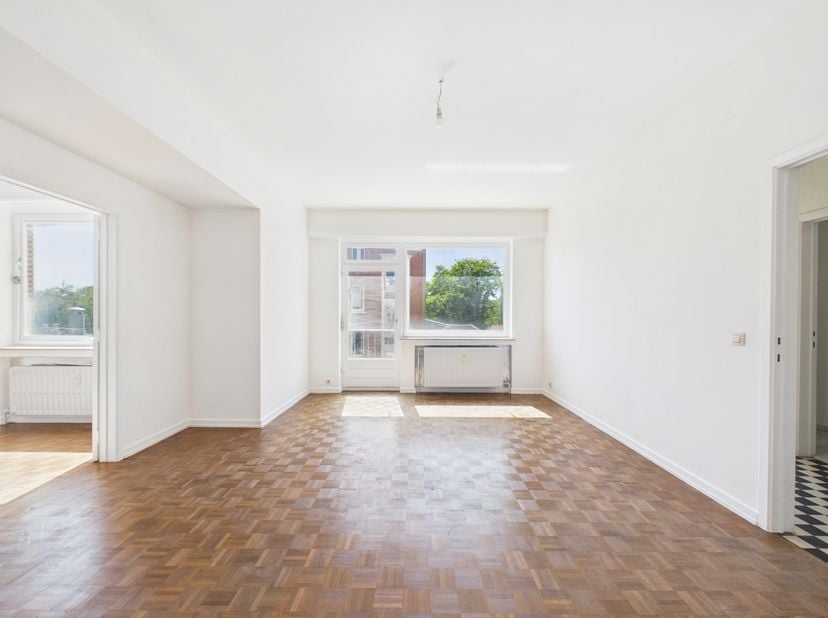 Tour &amp;amp; Taxis Laken – Bockstael | Licht gerenoveerd appartement met 1 slaapkamer + terras<br />
Gelegen op de 2e verdieping van een gebouw met lift